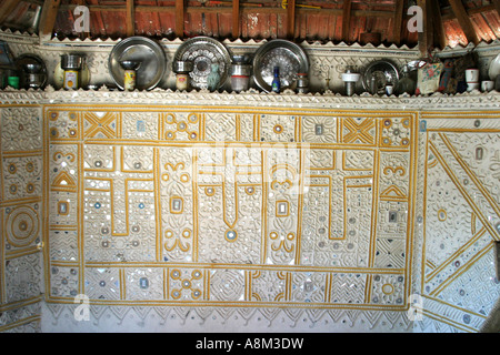 Innenraum eines Banni Stammes-Haus (Bhungas) mit seinen verzierten Wänden. Gujarat Indien Stockfoto