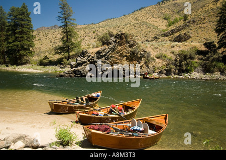 IDAHO MIDDLE FORK von THE SALMON RIVER hölzerne Drift Boote am Sandstrand Stockfoto