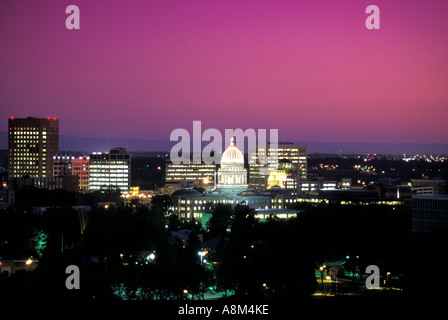 USA IDAHO BOISE Blick auf die Skyline der Innenstadt in der Nacht und Idaho State Capitol Stockfoto