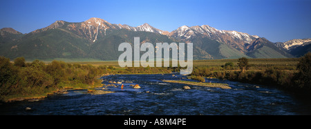 USA-MONTANA-Panorama Blick auf den Madison River und Fliegenfischer Stockfoto