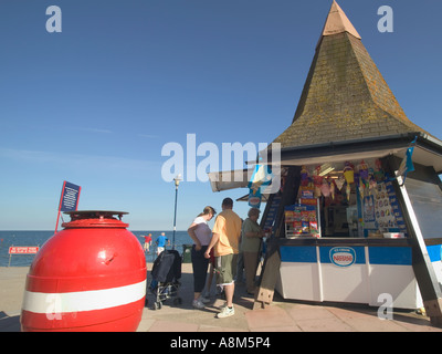 Verkauf von Eis an der Strandpromenade in Teignmouth Devon Great Britain Stockfoto