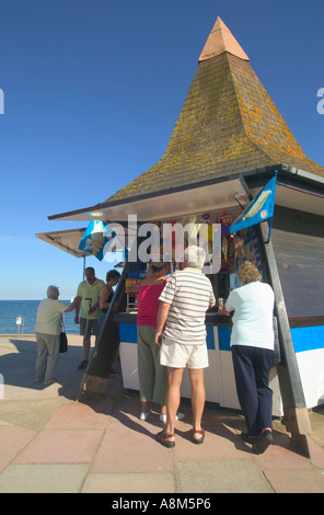 Verkauf von Eis an der Strandpromenade in Teignmouth Devon Great Britain Stockfoto