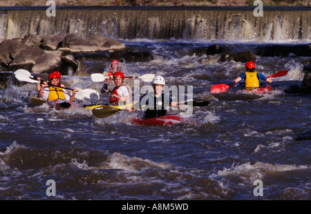 Kajakfahren Stromschnellen Yarra River am Dights Falls Fairfield Melbourne Victoria Australien horizontale Stockfoto