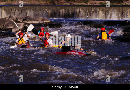 Kajakfahren Stromschnellen Yarra River am Dights Falls Fairfield Melbourne Victoria Australien horizontale Stockfoto