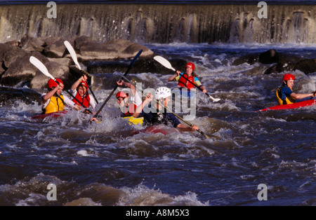 Kajakfahren Stromschnellen Yarra River am Dights Falls Fairfield Melbourne Victoria Australien horizontale Stockfoto