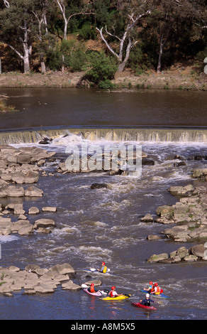 Kajakfahren Stromschnellen Yarra River am Dights Falls Fairfield Melbourne Victoria Australien vertikale Stockfoto