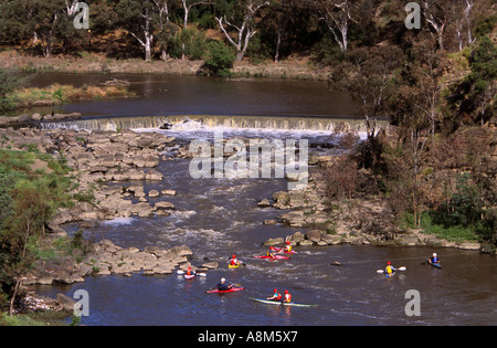 Kajakfahren Stromschnellen Yarra River am Dights Falls Fairfield Melbourne Victoria Australien horizontale Stockfoto