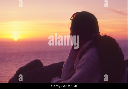 Sonnenuntergang über dem Atlantik Land s End Cornwall Großbritannien anzeigen Stockfoto