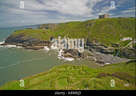 Ein Blick von Tintagel Castle in Richtung Camelot Castle Hotel auf der nächsten Landzunge Tintagel Cornwall Großbritannien Stockfoto