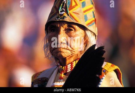 USA IDAHO NATIVE AMERICAN ältere indische Frau in traditioneller Kleidung Ceour d Alene Stamm alle Indian Pow Wow Stockfoto