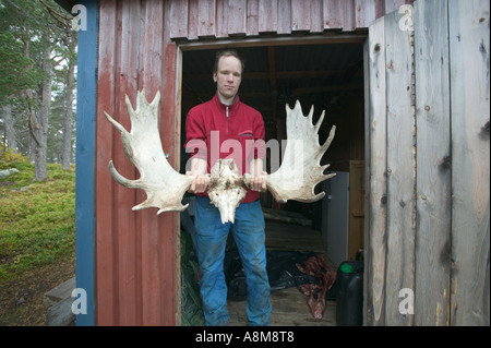 Ein Jäger mit Trophäe Elch Geweih Stora Sjöfallet Laponia World Heritage Site Lappland Schweden Stockfoto