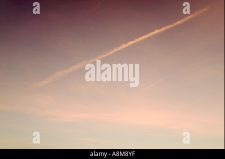 Eine Dämmerung Himmel mit Dampf-trail Stockfoto