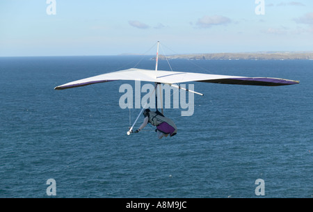 Drachenfliegen vom Atlantic Felsen am St Agnes Head nr St Agnes Cornwall Großbritannien Stockfoto