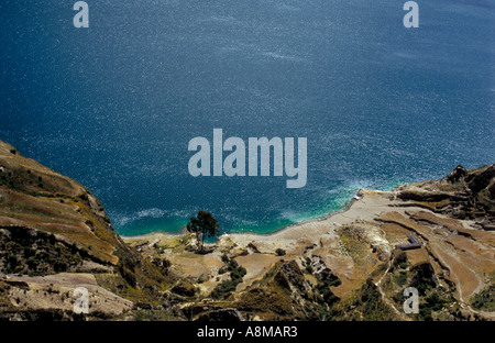 Vulkankrater gefüllt durch den smaragdgrünen See Quilotoa in der Nähe von Latacunga in Ecuador Stockfoto