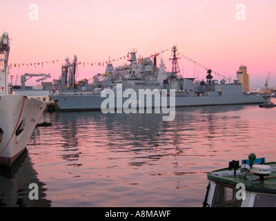 Die deutsche Fregatte F209 Rheinland Pfalz auf Höflichkeit Besuch in Kapstadt in Südafrika bei Sonnenuntergang Stockfoto