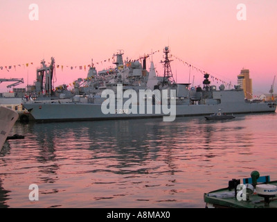 Die deutsche Fregatte F209 Rheinland Pfalz auf Höflichkeit Besuch in Kapstadt in Südafrika bei Sonnenuntergang Stockfoto