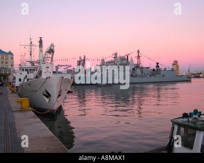 Die deutsche Fregatte F209 Rheinland Pfalz auf Höflichkeit Besuch in Kapstadt in Südafrika bei Sonnenuntergang Stockfoto