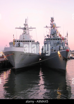 Deutschen und südafrikanischen Kriegsschiffe auf Höflichkeitsbesuch nach Kapstadt Südafrika bei Sonnenuntergang Stockfoto