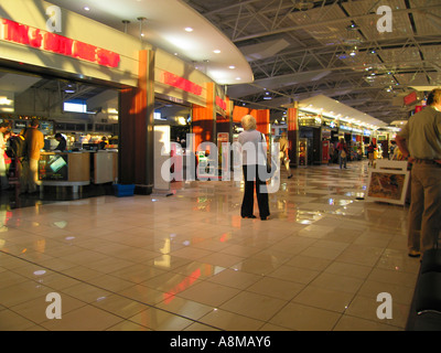 Duty Free Shopping Area in der Abflug-Lounge am internationalen Flughafen Kapstadt Südafrika Stockfoto