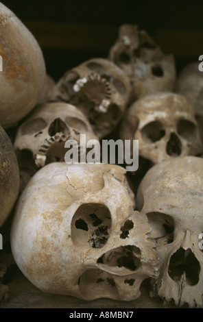 Schädel aus roten Khmer Massaker sind in einem Glasturm Denkmal bei Choeung Ek ("killing Fields") in der Nähe von Phnom Penh, Kambodscha statt. Stockfoto