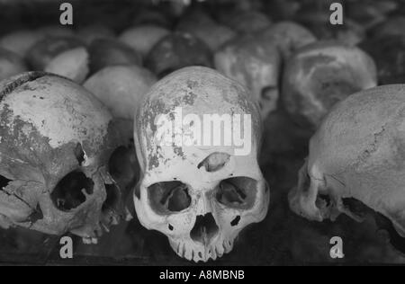 Schädel aus roten Khmer Massaker sind in einem Glasturm Denkmal bei Choeung Ek ("killing Fields") in der Nähe von Phnom Penh, Kambodscha statt. Stockfoto