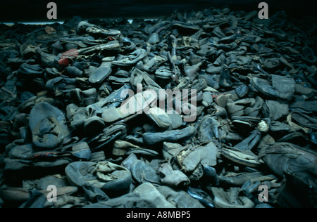 Tausende von Schuhen, die die Opfer des Völkermordes in Auschwitz in den 1940er Jahren, Polen von den Nazis abgeholt. Stockfoto