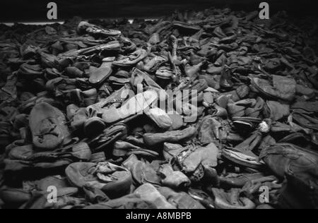 Tausende von Schuhen, die die Opfer des Völkermordes in Auschwitz in den 1940er Jahren, Polen von den Nazis abgeholt. Stockfoto