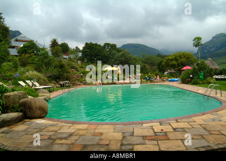 Das schöne Schwimmbad bei Cathedral Peak Hotel Drakensberge Natal South Africa Stockfoto