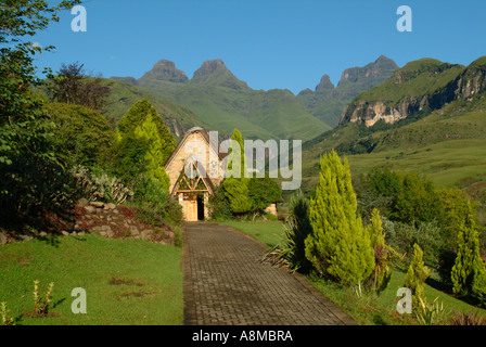 Die Kapelle im Cathedral Peak Hotel Drakensberg Mountains im Hintergrund Stockfoto