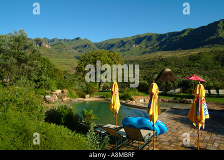 Das schöne Schwimmbad bei Cathedral Peak Hotel Drakensberge Natal South Africa Stockfoto