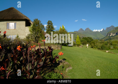 Strohgedeckten Luxusunterkünfte und Garten Cathedral Peak Hotel Drakensberge Kwazulu-Natal in Südafrika Stockfoto