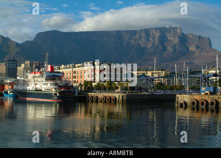 Tafelberg und Liner Hebridean Spirit angedockt an V und eine Uferpromenade und Cape Grace Hotel Südafrika Stockfoto