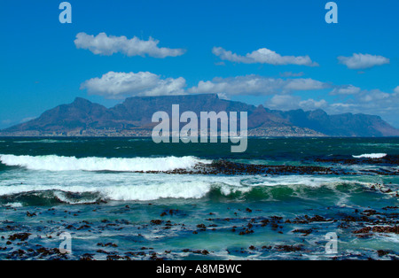 Schöne Aussicht auf den Tafelberg und Greeny blauen Atlantik von Robben Island Kapprovinz in Südafrika Stockfoto