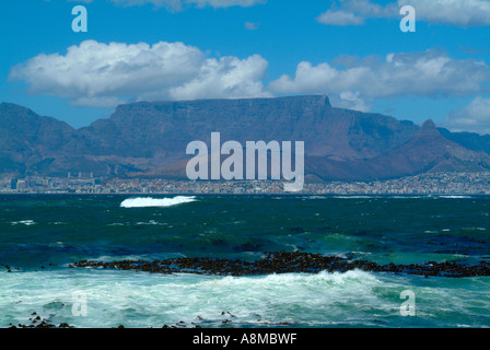 Schöne Aussicht auf den Tafelberg und Greeny blauen Atlantik von Robben Island Kapprovinz in Südafrika Stockfoto