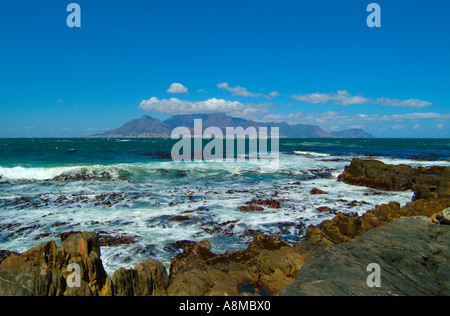 Schöne Aussicht auf den Tafelberg und Greeny blauen Atlantik von Robben Island Kapprovinz in Südafrika Stockfoto