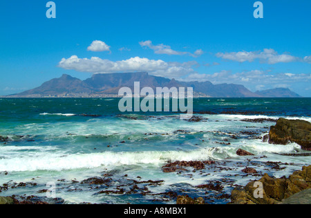 Schöne Aussicht auf den Tafelberg und Greeny blauen Atlantik von Robben Island Kapprovinz in Südafrika Stockfoto