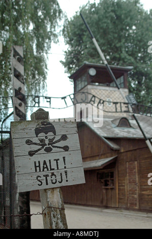 Vertikale Nahaufnahme des Zeichens "Halt" auf dem ursprünglichen Haupteingang des KZ Auschwitz in Polen. Stockfoto