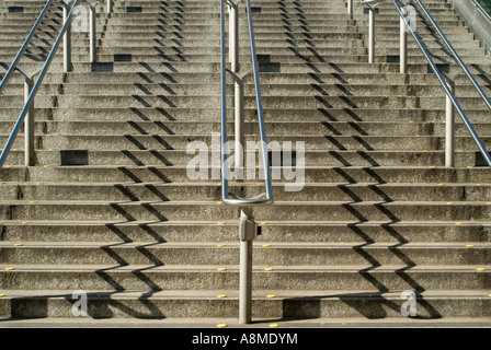 Horizontale Nahaufnahme eines symmetrischen Fluges konkrete Schritte in der Sonne. Stockfoto