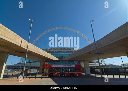 Horizontalen Weitwinkel des Einganges des neuen Wembley-Stadion von Wembley Weg an einem sonnigen Tag Stockfoto