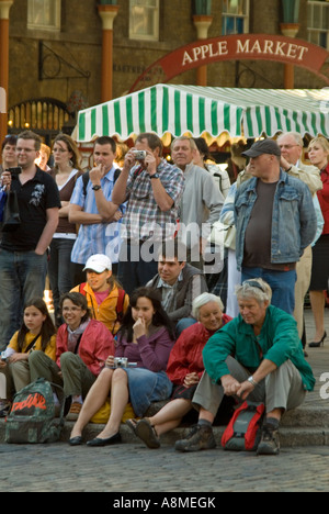 Vertikale Nahaufnahme von den Massen durch ein Straßenkünstler auf der Piazza in Covent Garden an einem sonnigen Abend unterhalten. Stockfoto