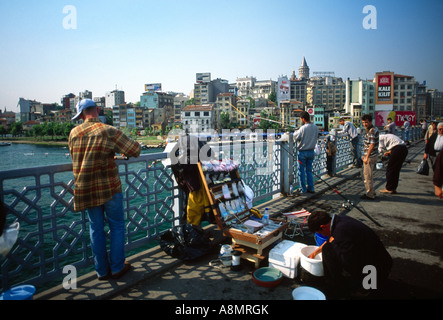 Istanbul Türkei Menschen Angeln von der Galata-Brücke Stockfoto