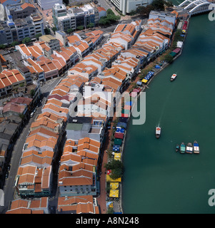 Luftaufnahme unten am Boat Quay am Singapore River mit Geschäften Restaurants Boote vertäut Elgin Bridge im Hintergrund Singapur Stockfoto