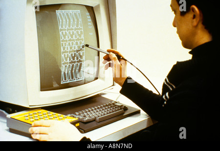 Mann mit Lichtgriffel Draw auf Computer Stockfoto