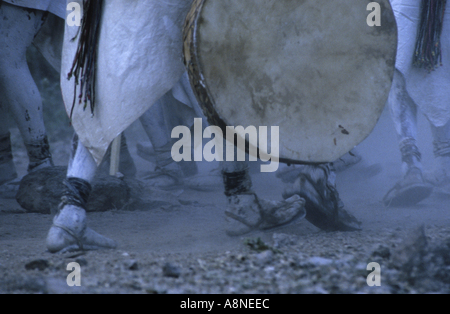 Mexiko Chihuahua Standfüße Sierra Madre und Tamburin Tarahumaran bemalt Indianer weiß mit Kalk an Ostern Abend tanzen Stockfoto