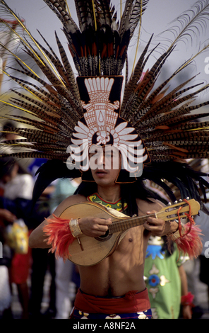 Mexiko-Stadt - Portrait des An indischen Mann feiert Guadalupe Virgin Tages Fiesta am 12. Dezember Stockfoto