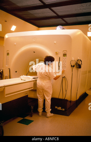 Magnet-Resonanz-Tomographie MRT-Gerät verwendet wird, zu scannen und zu diagnostizieren ein vier Jahres altes Mädchen Stockfoto