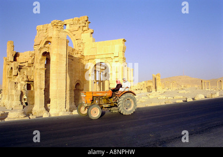 Antike Kulturen und moderne Transport - Palmyra, Syrien Stockfoto