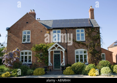 Solar Photovoltaik PV-Paneele montiert auf Dach des Landhauses produzieren 2 5Kw Strom unter idealen Bedingungen Cotswolds U Stockfoto