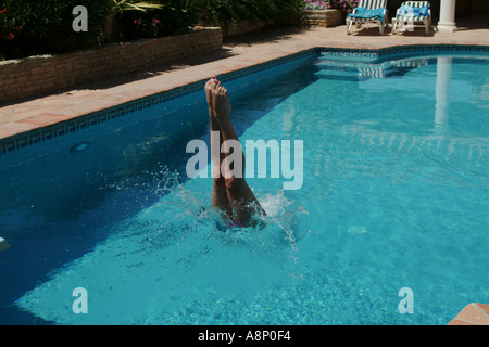 Frau im Urlaub in einer Villa in einem Pool Tauchen Stockfoto