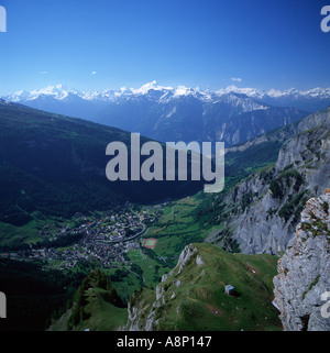 Erhöhter Blick auf den Kurort Leukerbad in der Schweiz, eingebettet in ein hochalpines Tal Stockfoto